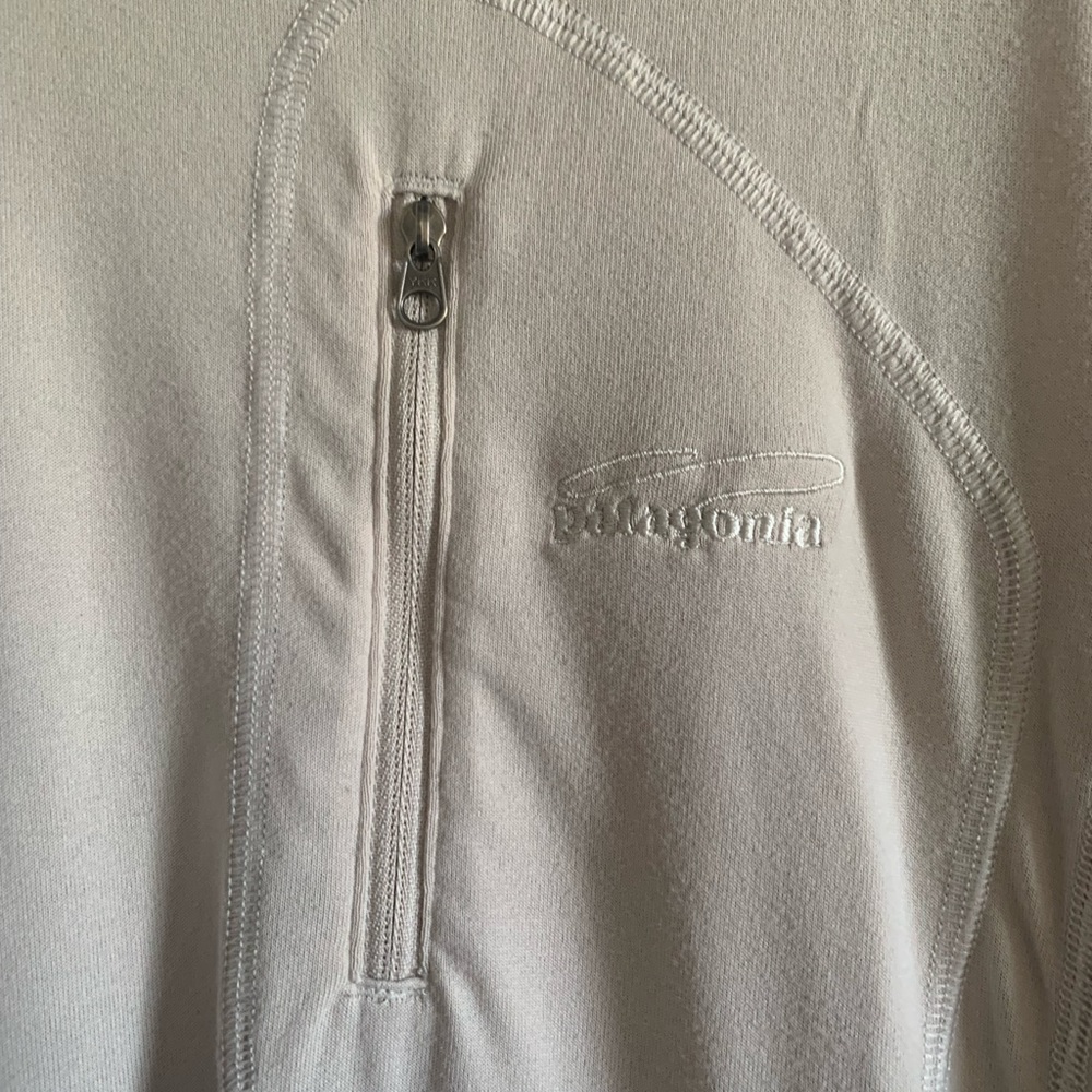 Patagonia Beige Long Sleeve Thumb Hole Front Zipper Pocket Top size Small EUC - Picture 7 of 7